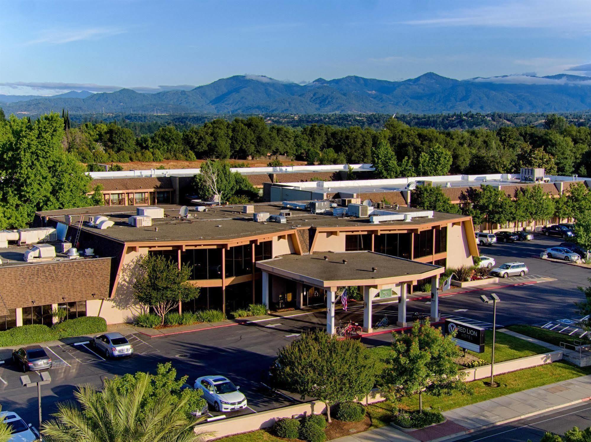 Red Lion Hotel Redding Esterno foto