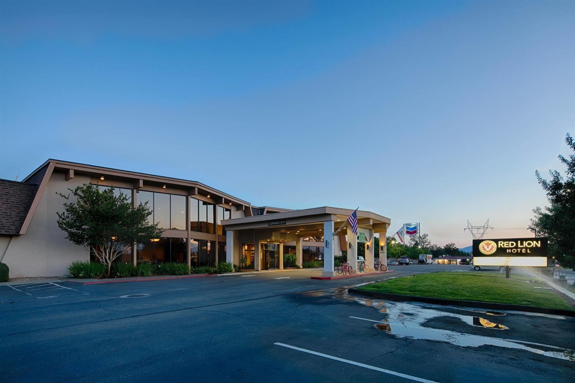 Red Lion Hotel Redding Esterno foto