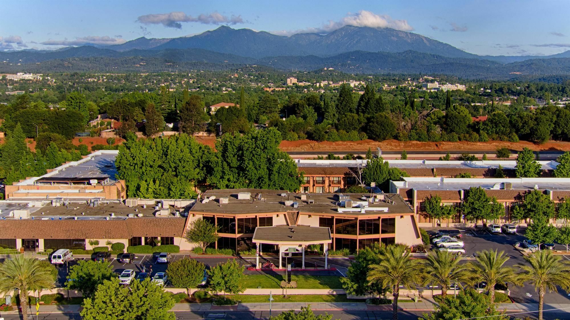 Red Lion Hotel Redding Esterno foto