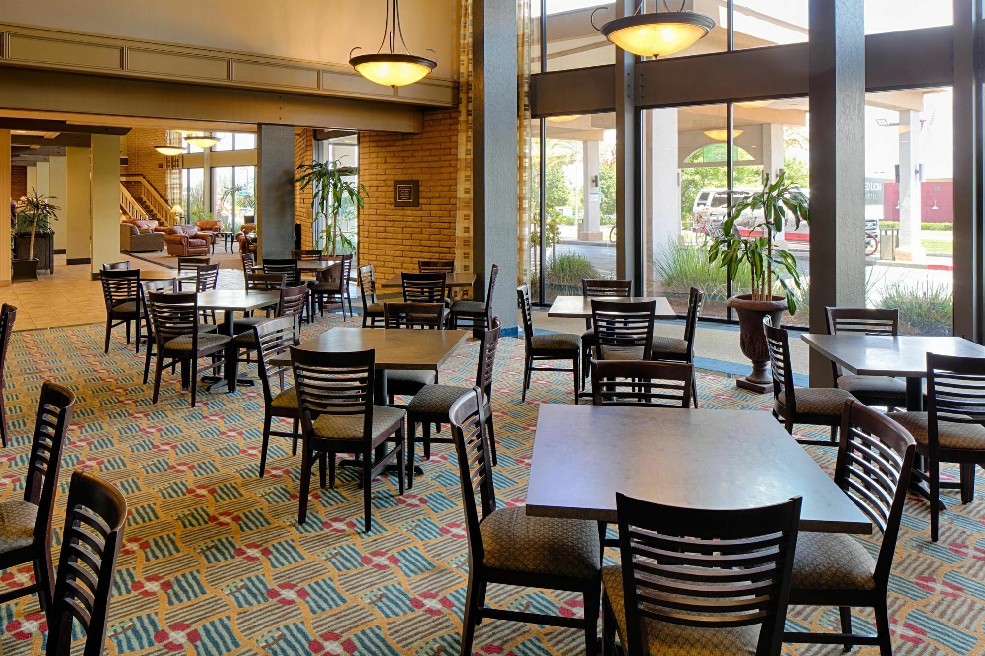 Red Lion Hotel Redding Esterno foto
